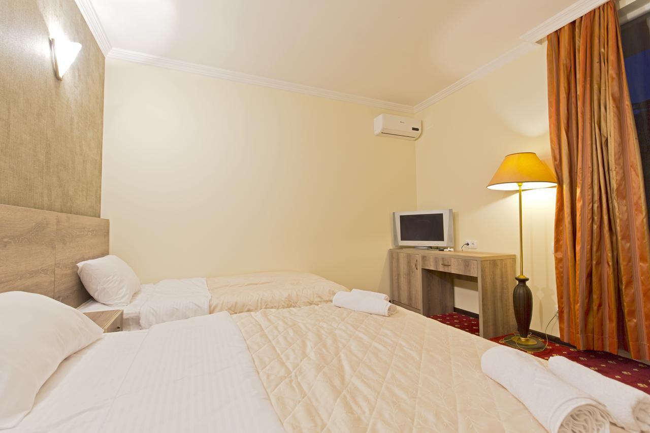Orange Hotel Gonio Bagian luar foto
