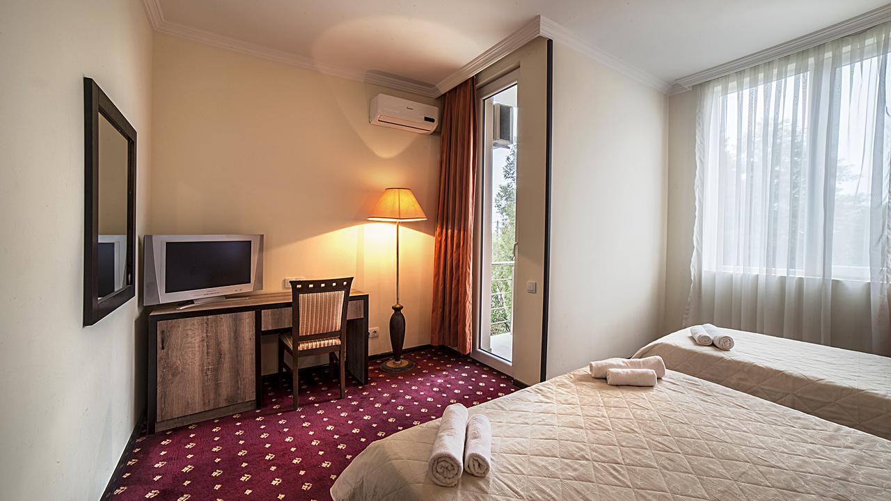 Orange Hotel Gonio Bagian luar foto