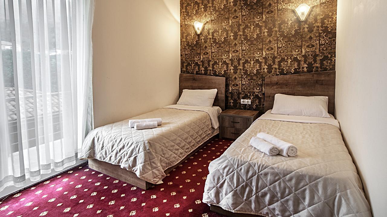 Orange Hotel Gonio Bagian luar foto