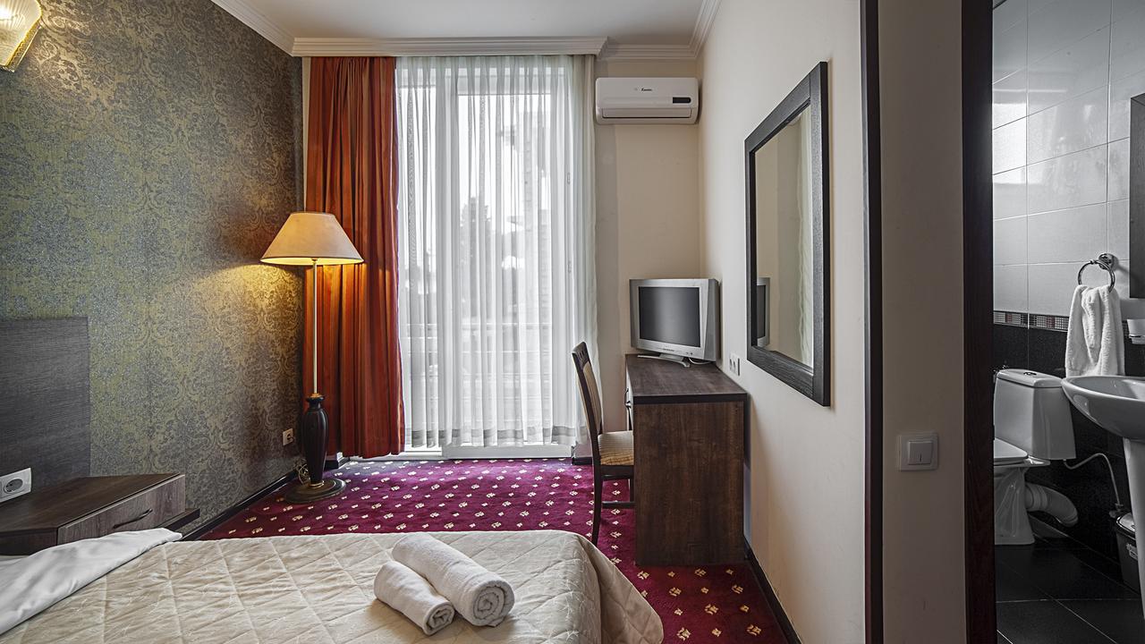 Orange Hotel Gonio Bagian luar foto